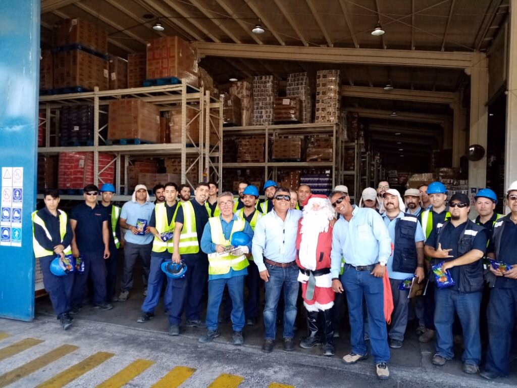 Colaboradores de ProviMarket con su uniforme institucional.